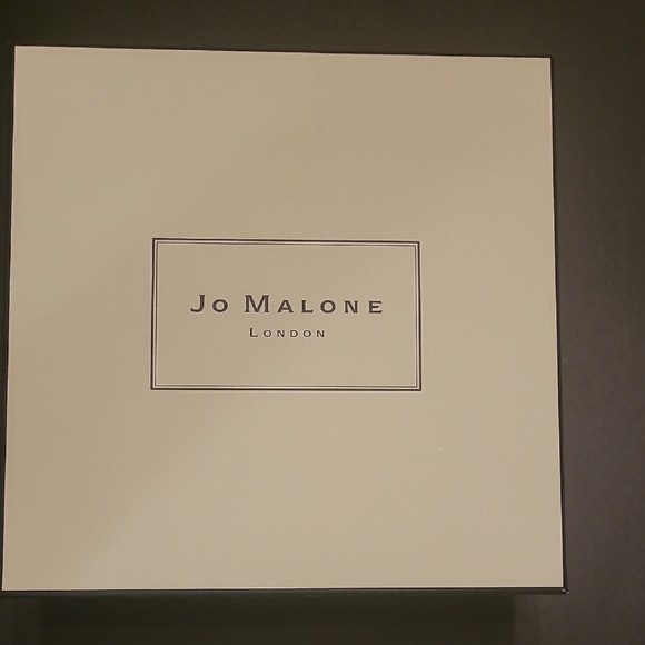 Jo Malone London Ivory Gift Box & Bag - Picture 3 of 13